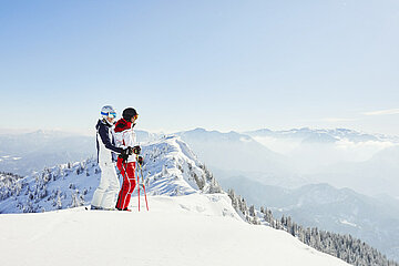 Almliesl Hüttenurlaub in den Bergen buchen Ein Paar beim Skifahren genießt den wunderbaren Ausblick