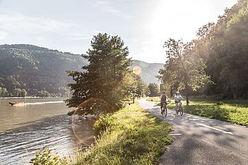 Zwei Radfahrer genießen die Natur der Kalkalpen