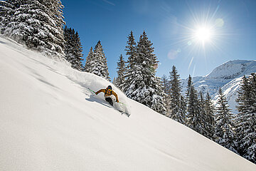 Almliesl Hüttenurlaub in den Bergen Perfekte Verhältnisse und ein glücklicher Skifahrer auf der Piste, bei strahlendem Sonnenschein