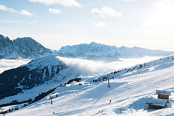 Mit Almliesl Urlaub in Südtirol buchen Winterlandschaft mit Hütten im Skigebiet