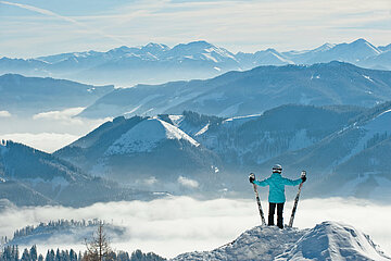 Almliesl Hüttenurlaub in den Bergen buchen Ein Skifahrer genießt die herrliche Aussicht auf die Berge der Kalkalpen