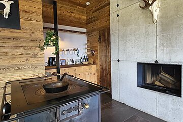 Moderne Innenansicht von einer Küche und einem Ofen in einer Almhütte