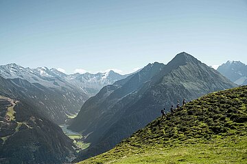 Bergsteiger auf dem Weg zum Gipfel, das Zillertal und seine wunderbare Bergwelt im Hintergrund