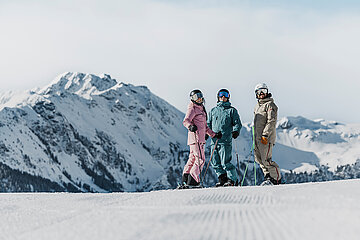 Drei Freunde bei einem ausgelassenen Skitag in Saalbach Hinterglemm